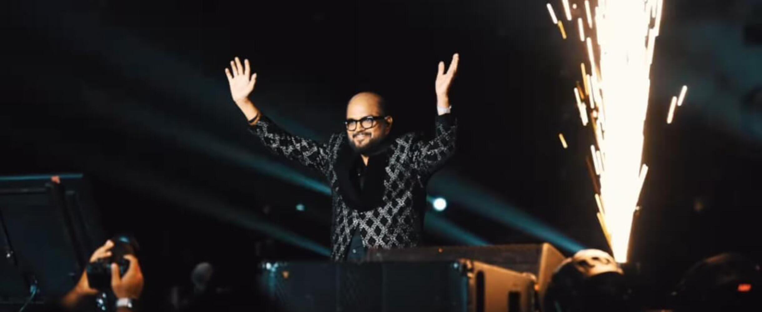Vidyasagar performing on stage
