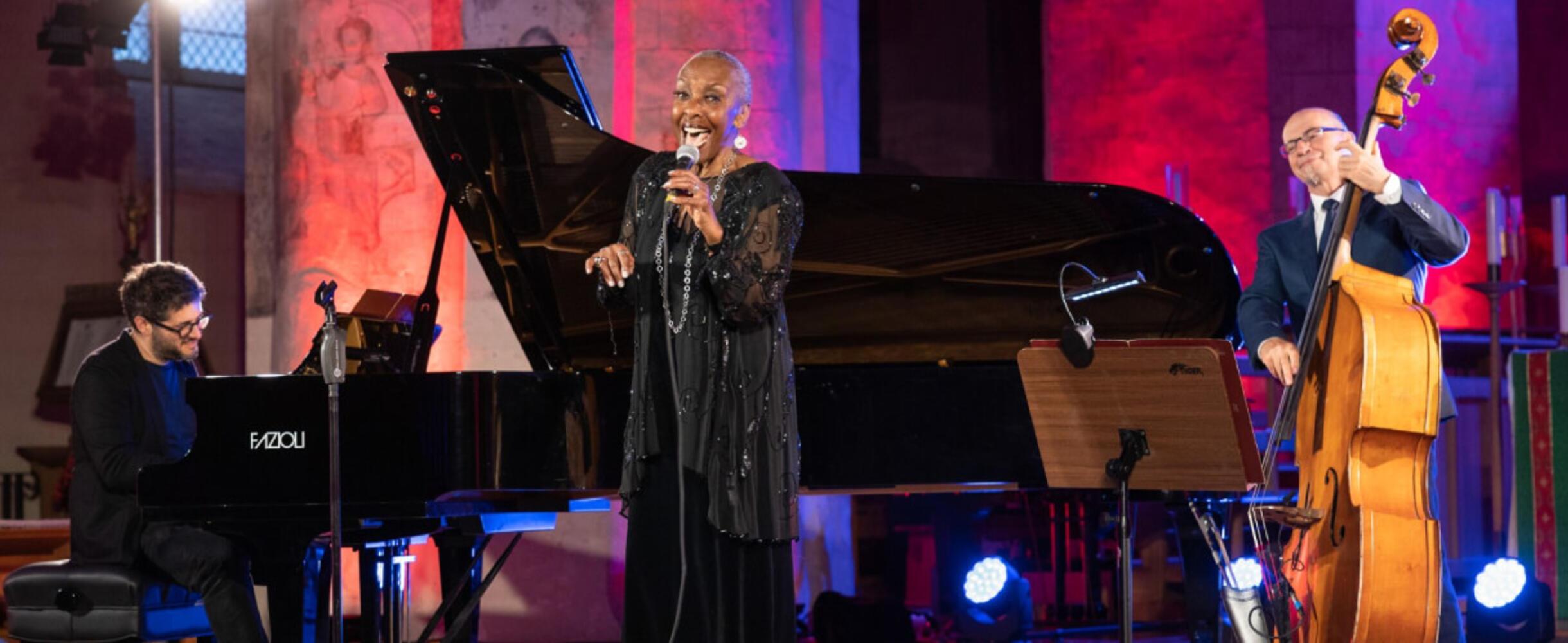 Singer Elaine Delmar performs with a live band
