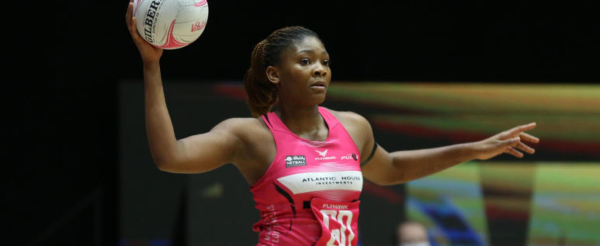London Pulse player throwing a netball
