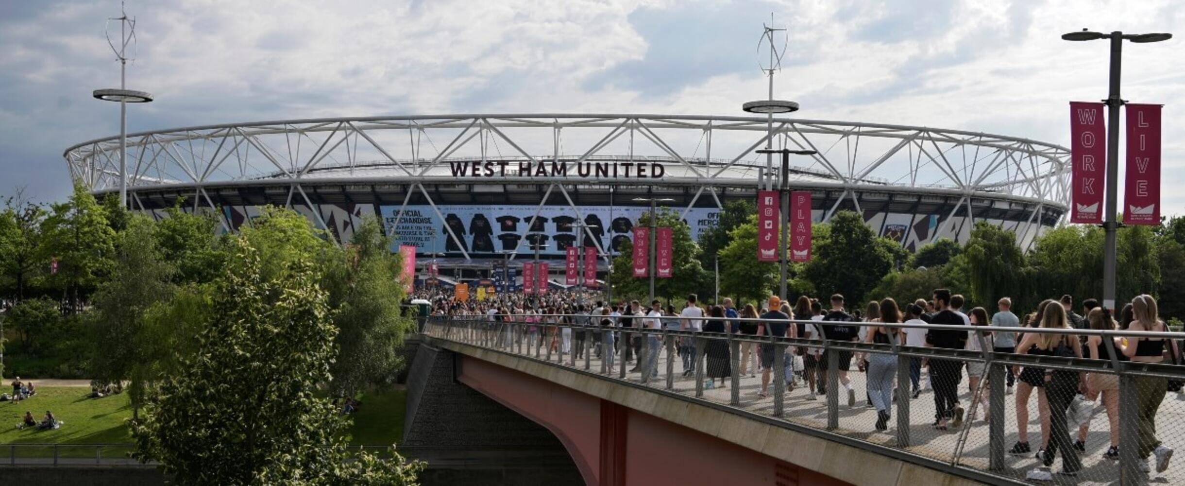 Crowd approaching the Stadium from the main bridge