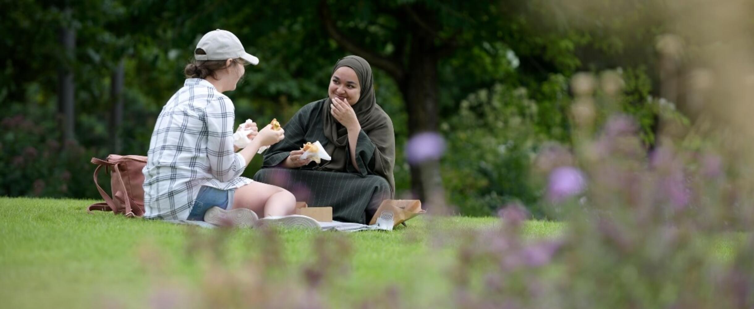Women sitting in the Park and eating a picnic