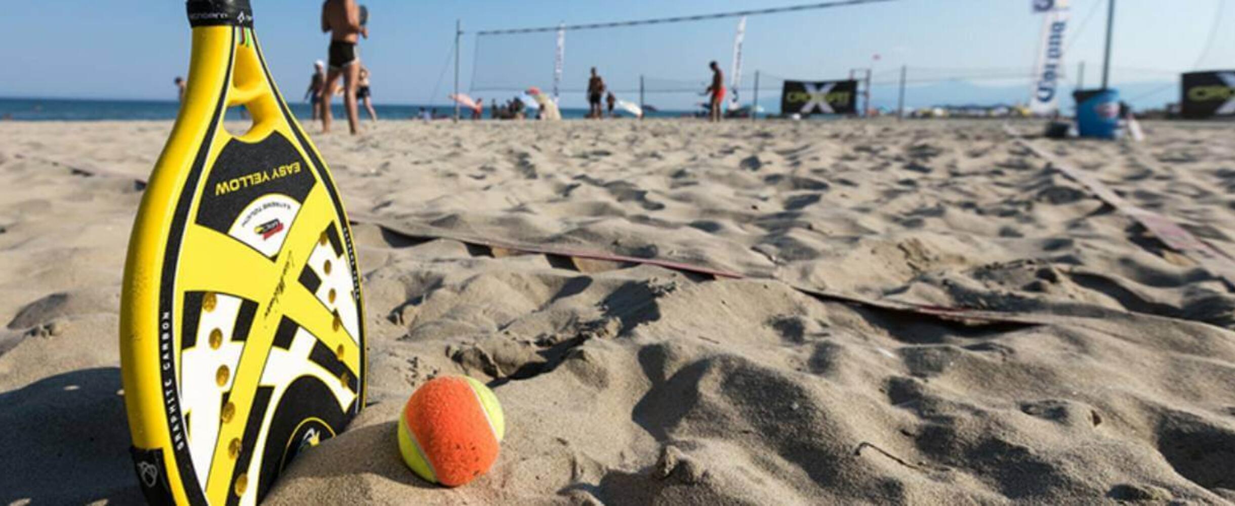 Beach Tennis racquet and ball