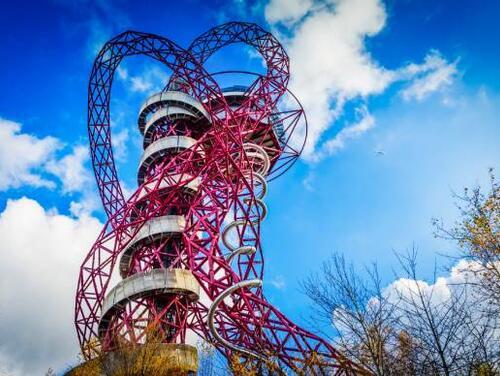A photo of the ArcelorMittal Orbit on a sunny day at the Park. 