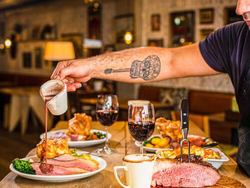 A table laid out for a roast at Lock Inn