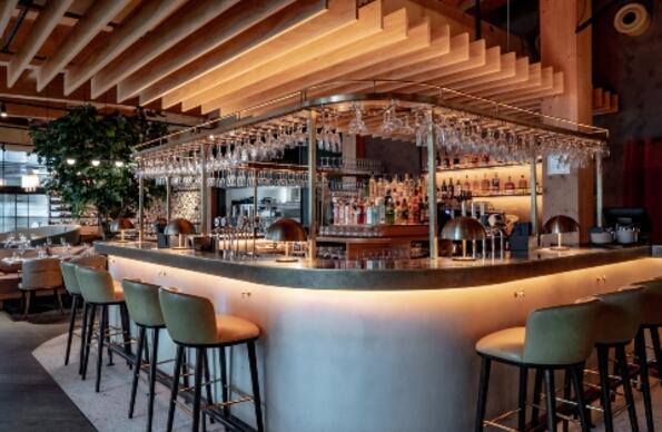 The main bar at Bread Street Kitchen The main bar at Bread Street Kitchen