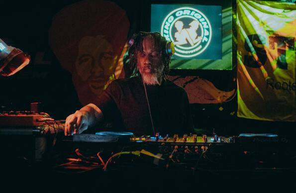 Footsie, on stage DJing