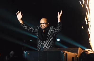 Vidyasagar performing on stage