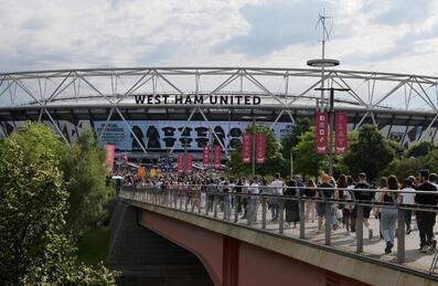 Crowd approaching the Stadium from the main bridge