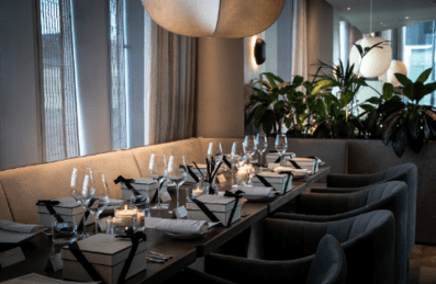 A luxury Christmas Table Setting 