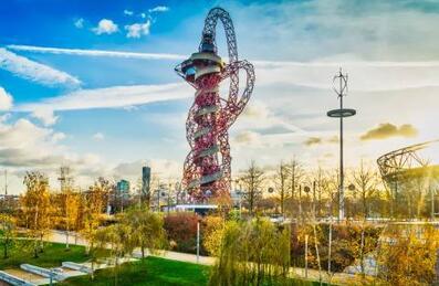 A landscape photo of the Arcelomittal Orbit on a sunny day