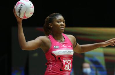 London Pulse player throwing a netball