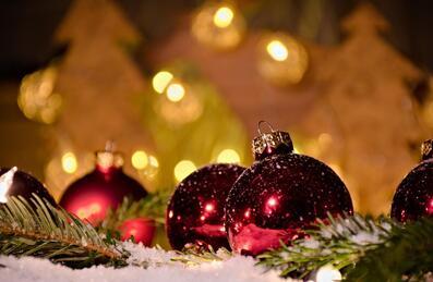 FESTIVE IMAGE OF RED DECORATIONS